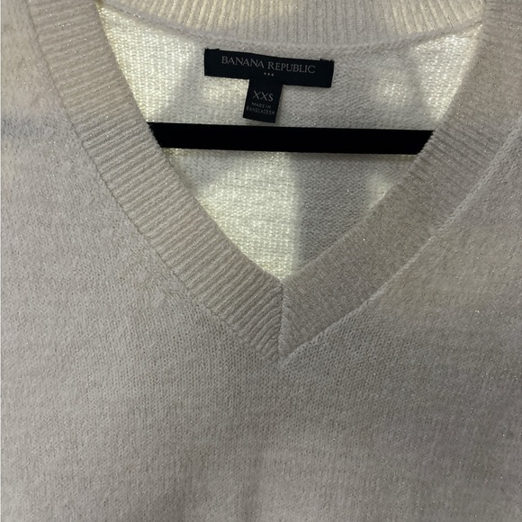 Banana Republic Cream V-Neck Sweater Lightweight Knit - Picture 2 of 3